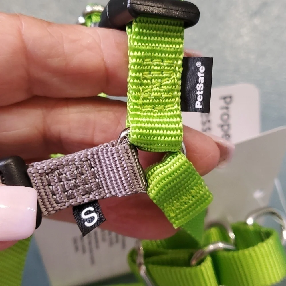 EASY WALK, dog harness.‎ New in box. Size small. Green/gray. No-pull.